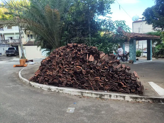 Telhas de cerâmica usadas