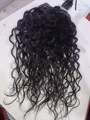 Mega hair cacheado na tela