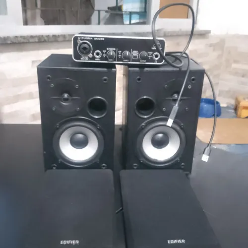 Edifier R980t + interface de som Behringer umc22