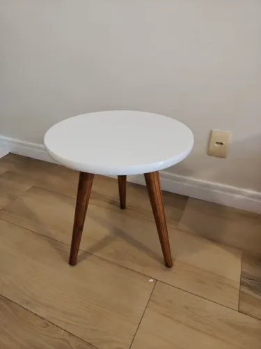 Mesa de canto madeira tampo redondo branco