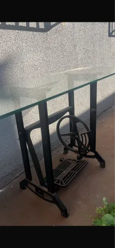 Mesa com pé de máquina antiga
