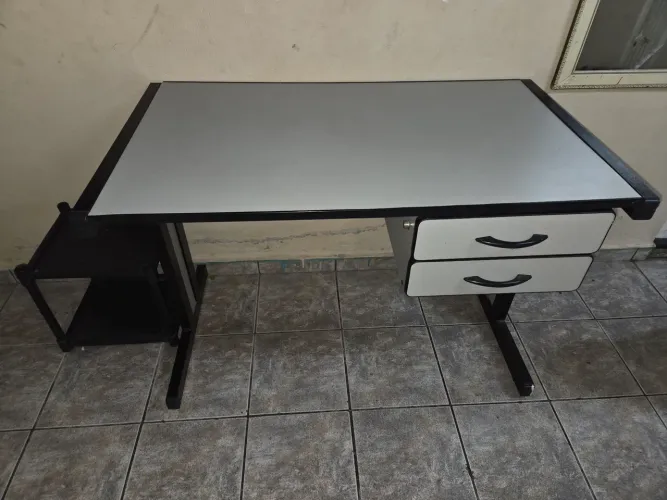 Mesa de escritório com 2 gavetas