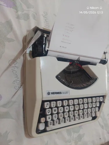 Máquina de escrever Hermes Baby