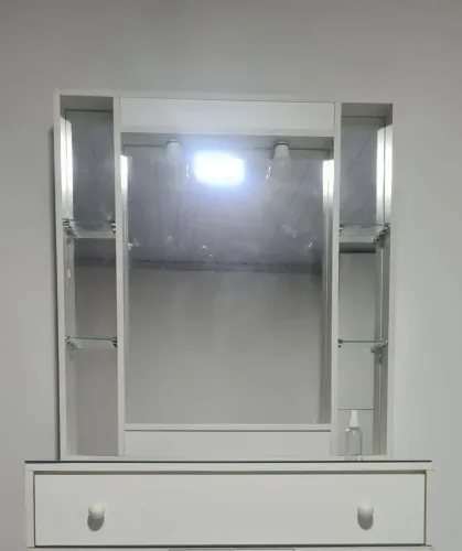 Vendo linda pentiadeira, com lâmpada, tomada, nincho. MDF,Divisórias de maquiagem 