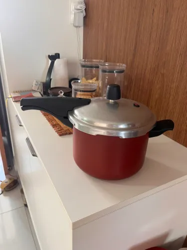 Panela de Pressão Tramontina, semi nova, usada umas 3 vezes.