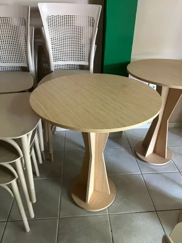 Conjuntos de mesas e cadeiras