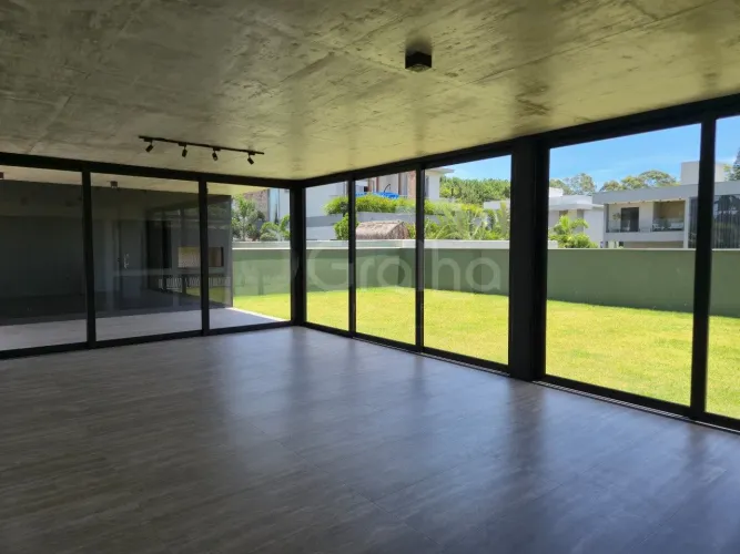 Casa em condomínio com 4 suítes com 265m² em São João do Rio Vermelho.