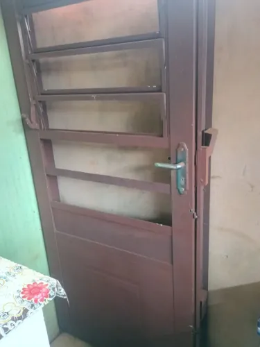 Porta de ferro reforçado