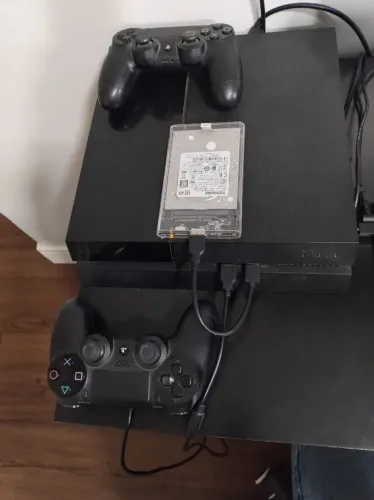 PS4 - 2 controles. HD 500gb interno +500gb externo = 1TB