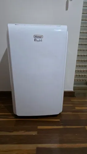 Vendo Ar-Condicionado Portátil De'Longhi Pinguino T120EK, na cor branca.
