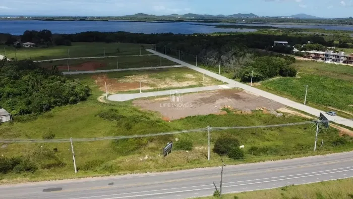 Terreno à Venda em Garopaba em Areias de Palhocinha 360 m² no Caminho da Lagoa