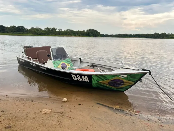 Vende se lancha com motor 40, troca em carro, moto, gado ou em outro barco 