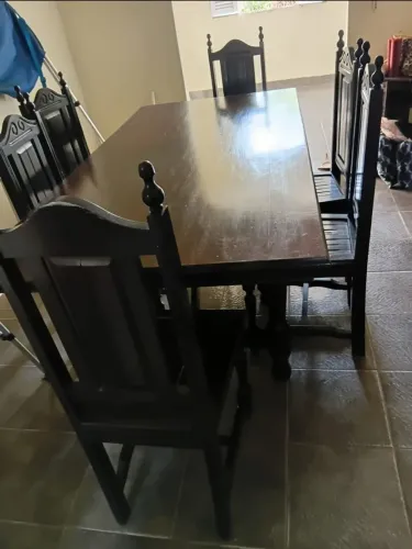 Conjunto de mesa com seis cadeiras e arca de madeira 