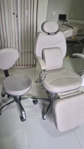 Poutrona Reclinável de Maquiagem + mocho + lombar cor champanhe 