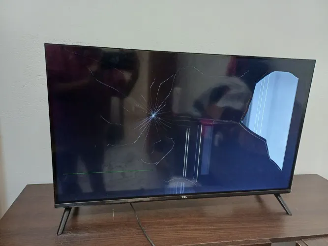 Smart TV TCL SEMP com tela quebrada - para conserto/peças.