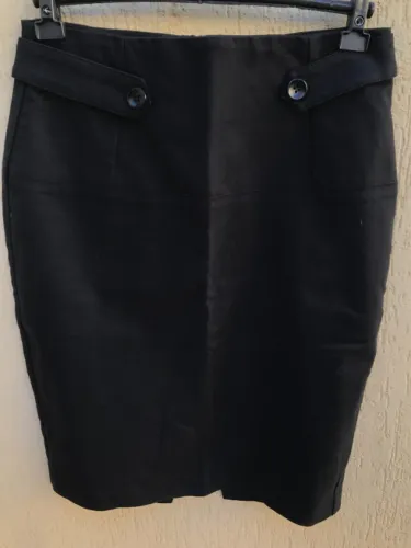 Saia Midi Modelagem Justa Preta Da Marca Unique Chic