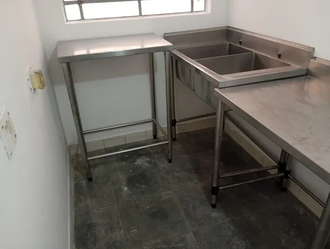 Pia 2 bojos.  Com bancada e mesa Auxiliar. 
