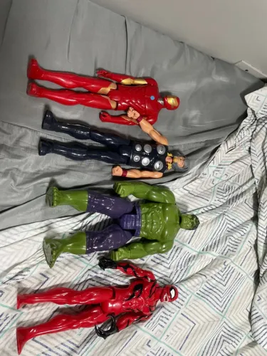 Homem de Ferro: R$60 Thor: R$80 Hulk: R$110 Carnificina: R$100 Total: R$350