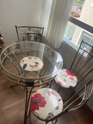 Mesa 3 cadeiras ( Detalhe no vidro )