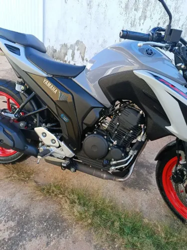 Vendo FZ25 Sem detalhes