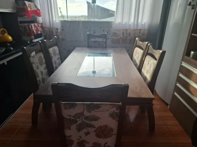 Vendo mesa com 6 cadeiras