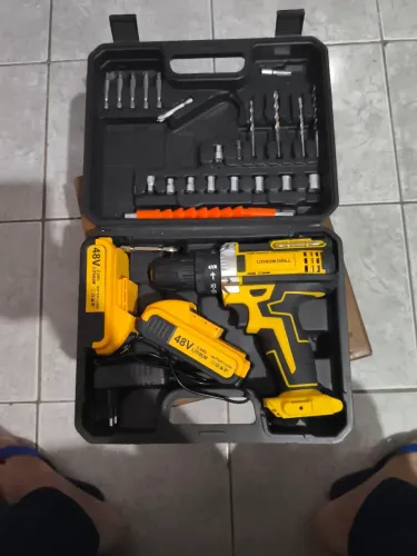 Furadeira e parafusadeira com duas baterias