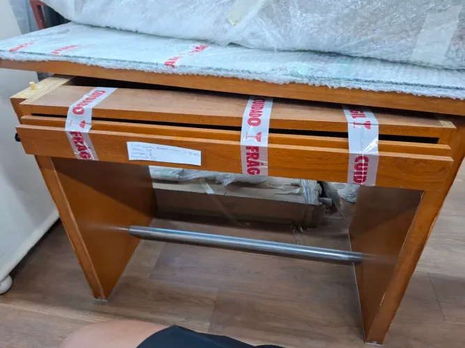 MESA PARA ESCRITÓRIO ESCRIVANINHA EM CEREJEIRA MEDIDAS. 75 A X 1,40 L X 59,8 P