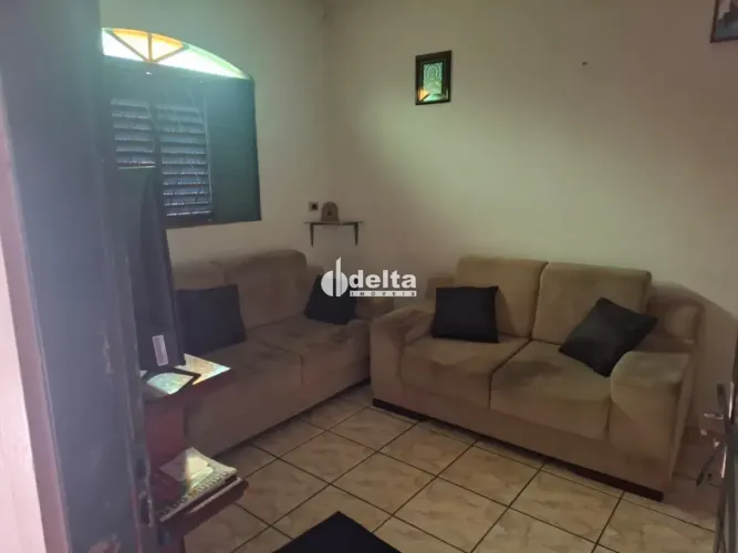 Casa com 3 quartos sendo 1 suíte disponível para venda no bairro Planalto em Uberlândia-MG