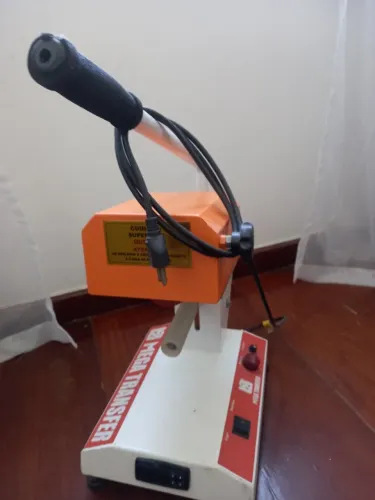 Máquina de Personalização em acrílico.  Giro 360°. Em ótimo funcionamento!