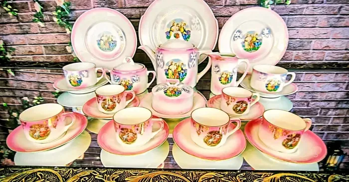 Conjunto em porcelana rosa com cenas galantes 