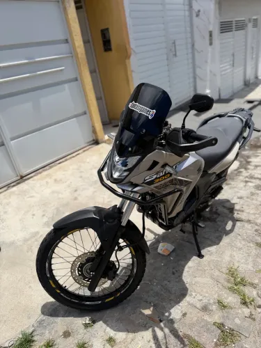 Moto Sahara em estado de nova