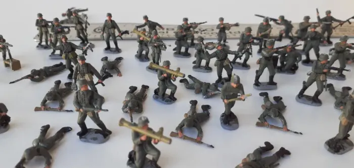 50 miniaturas soldados de Guerra anos 70. Esc:1/72 pintados a mão.