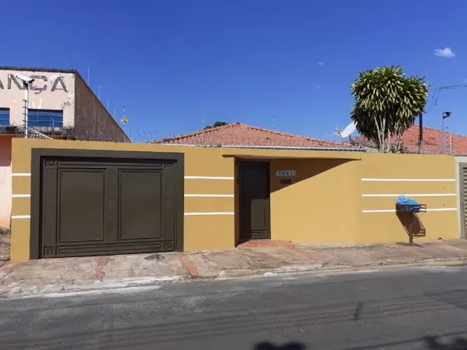 Casa ampla e bonita em Campo Grande/MS. Três quartos e mais duas peças na Edícula