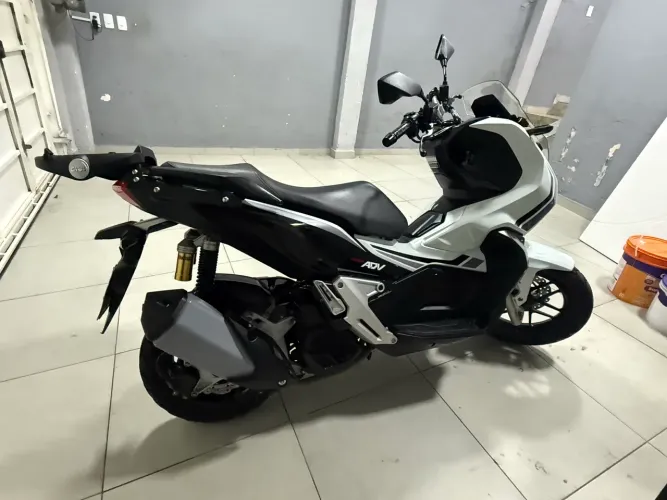 ADV 150, toda revisada, pneus novos. Moto sem detalhes!