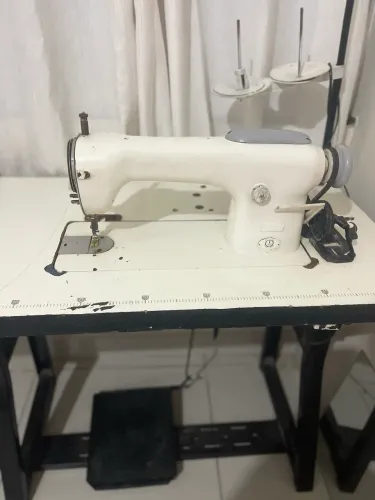 Máquina de costura reta industrial Juki