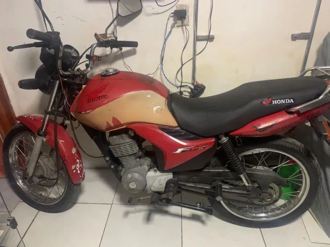 Uma moto Fan 125 2011 dois pneu novo dois arco novo tudo direitinho pronto para venda o