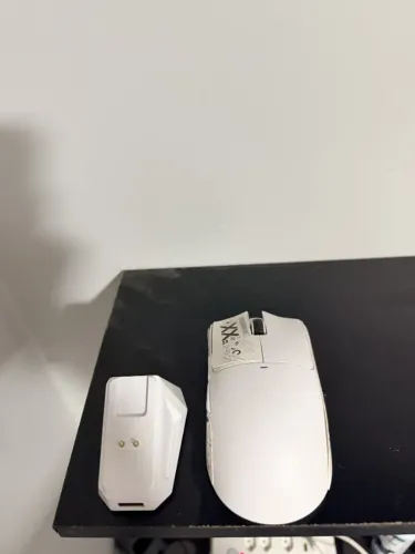 Mouse gamer Attack Shark X11 branco com base