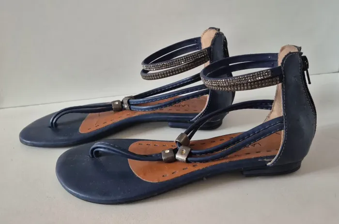 Rasteirinha azul marinho com detalhes