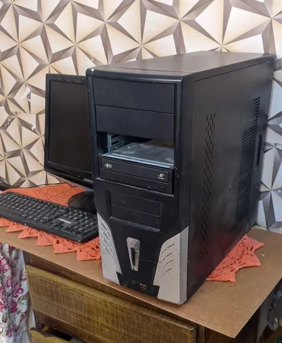 Computador com tela da Samsung