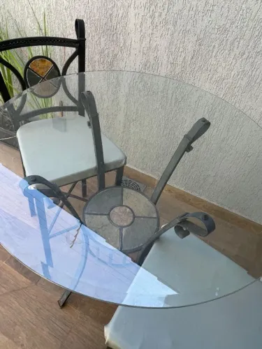Mesa bistrô com duas cadeiras 