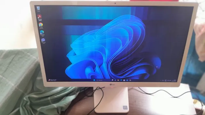 Computador All in One LG 24v570 , TV  i5 7°Ger 12GB SSD 240GB porém com detalhes na tela.<br>
