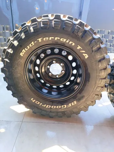 Rodas e Pneus aro 17 off Road Willis,Rural,Troller