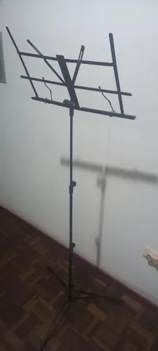 Suporte para partituras usando  em excelente estado. 