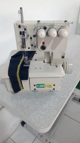 Máquina de costura tipo galoneira.