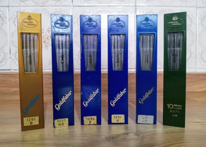 Coleção de 06 Estojos Grafites 1251 GoldFaber - Usados