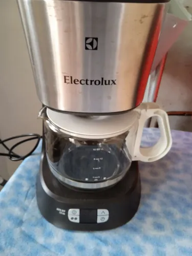 Cafeteira elétrica sem a caneca de baixo...faz até 20 cafezinho