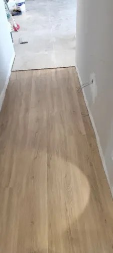 Instalação de piso vinílico, laminado, rodapés e carpetes 