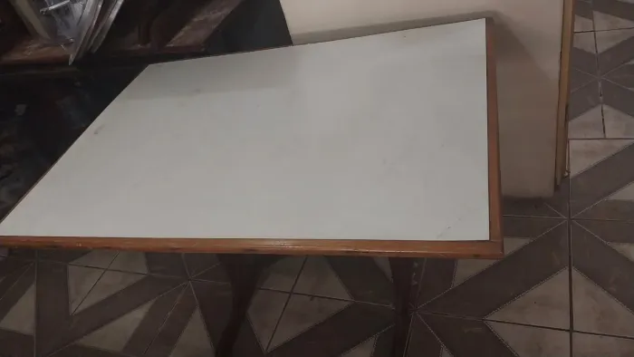 Mesa de madeira com tampo branco