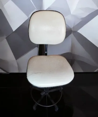 Cadeira  em bom estado funcionando perfeitamente 