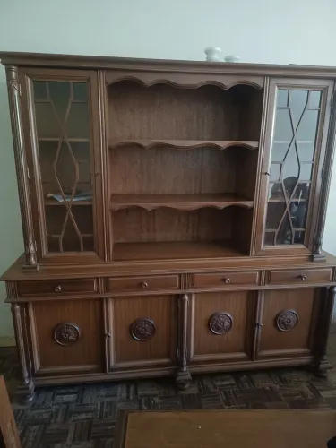 Cristaleira / Armário de Madeira Maciça Vintage - Clássico e Elegante